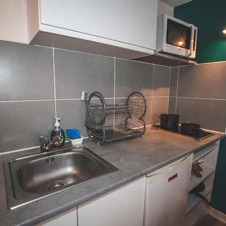 Moderne Equipe Au Pied Des Monuments *