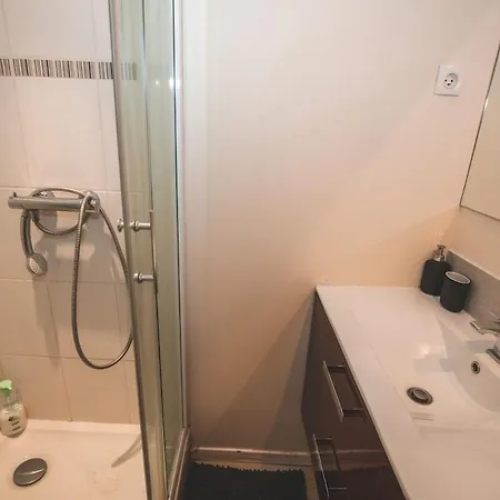 Moderne Equipe Au Pied Des Monuments *