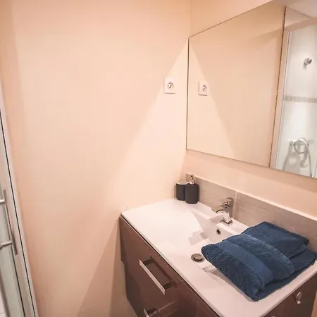 Moderne Equipe Au Pied Des Monuments