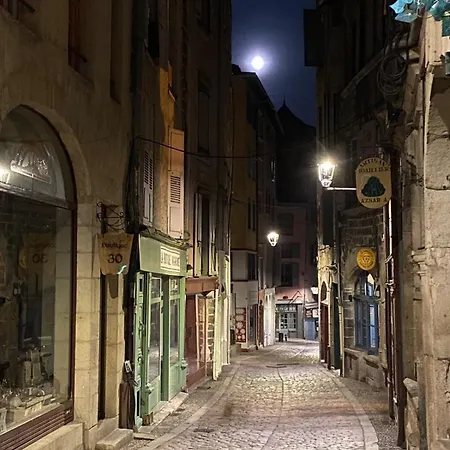 Moderne Equipe Au Pied Des Monuments