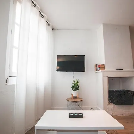 Moderne Equipe Au Pied Des Monuments