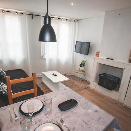 Moderne Equipe Au Pied Des Monuments